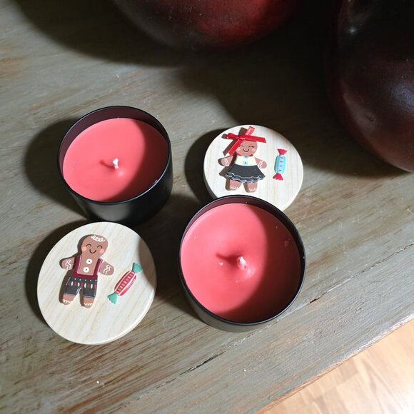 Set of 2 Gingerbread Boy & Girl Christmas Black Tin Candles in Tea Tree Scent - Picture 3 of 4